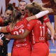 Jogadoras do Osasco comemoram vitória sobre o Bluvôlei na Superliga Feminina de vôlei. Equipe enfrenta Barueri