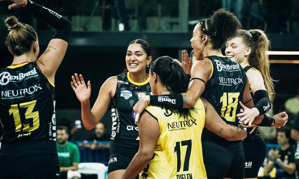 Jogadoras do Praia Clube comemoram vitória sobre o São Caetano na Superliga feminina de vôlei