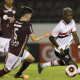 Jogador do São Paulo conduz a vola marcado por atleta da Ferroviária em jogo da Copinha