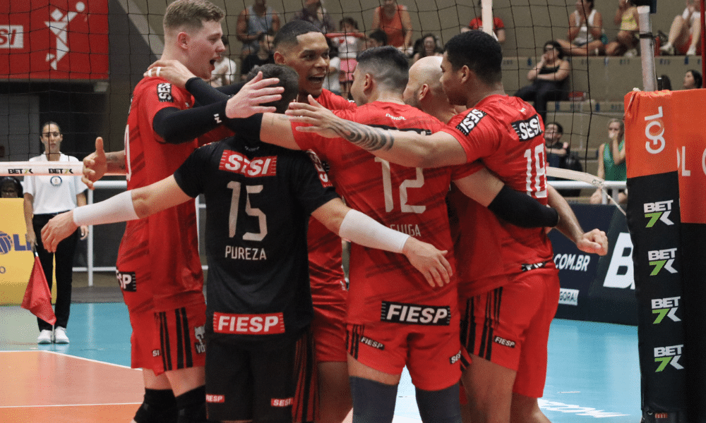 Jogadores do Sesi comemoram ponto contra o Minas em jogo da Superliga Masculina de vôlei