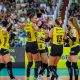 Jogadoras do Praia Clube comemoram ponto contra o Barueri na Superliga Feminina