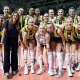 Equipe do Fenerbahçe após classificação na Champions League de vôlei feminino (Reprodução/Twitter/@FBvoleybol)