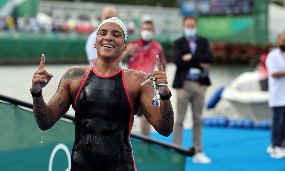 Ana Marcela Cunha ergue os braços em comemoração por medalha nos 5km do Mundial de Esportes Aquáticos de Doha - Viviane Jungblut