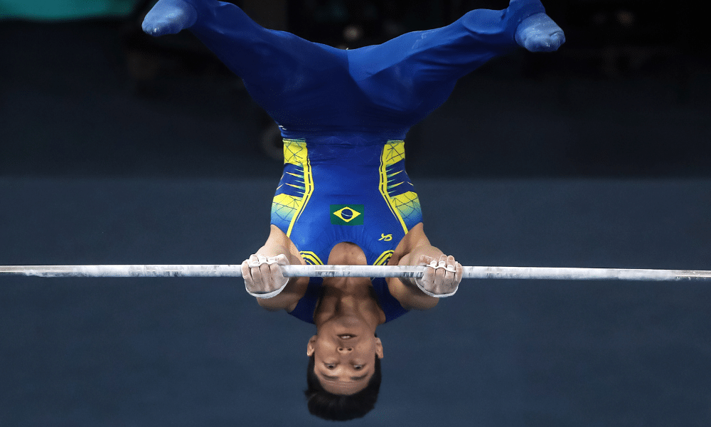 Arthur Nory em ação na barra fixa; ele vai competir nos Jogos Olímpicos Paris-2024