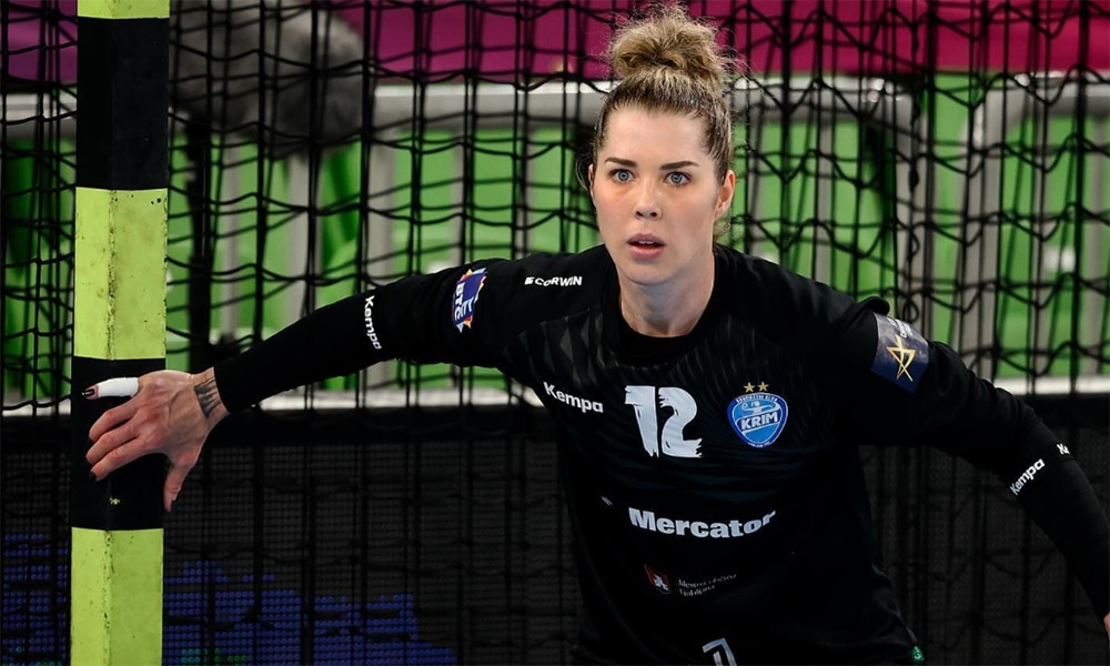 Na imagem, Babi Arenhart atenta para defender no gol do Krim Mercator.