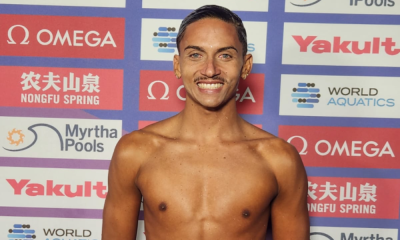 Bernardo Santos sorri para foto após apresentação na final do solo técnico do nado artístico no Mundial de Esportes Aquáticos em Doha