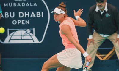 Bia Haddad Maia se esforça para pegar bola no WTA 500 de Abu Dhabi