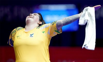 Na imagem, Bruna Alexandre comemorando vitória e classificação do Brasil.