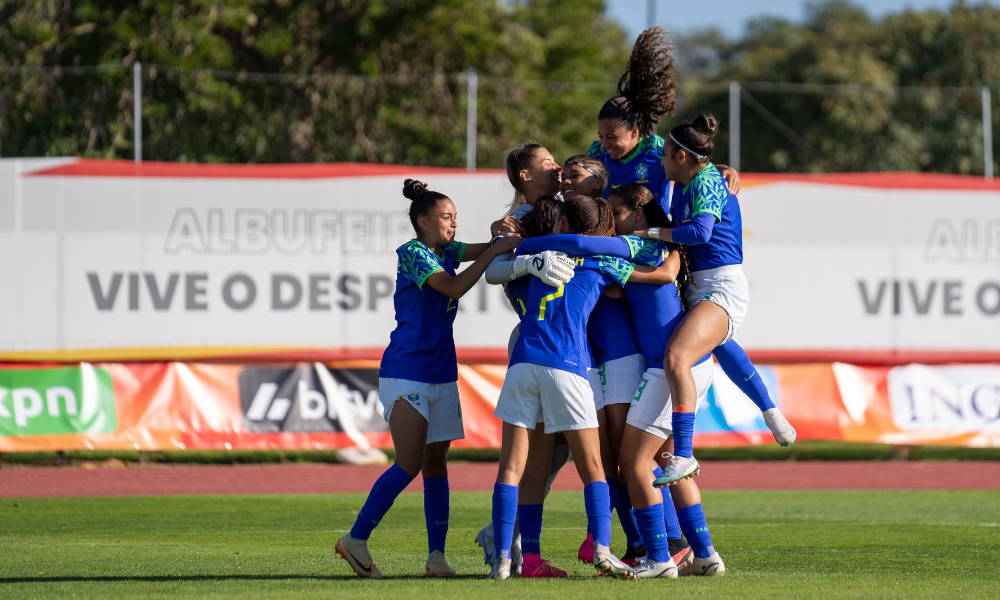 Jogadoras do Brasil comemoram vitória no Torneio de Algarve Sub-17 de futebol feminino contra Portugal