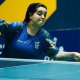 Bruna Alexandre rebatendo bola em partida de tênis de mesa