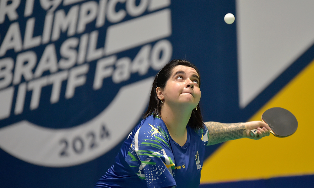 Bruna Alexandre joga bolinha para cima e prepara para sacar no Aberto Paralímpico do Brasil de tênis de mesa
