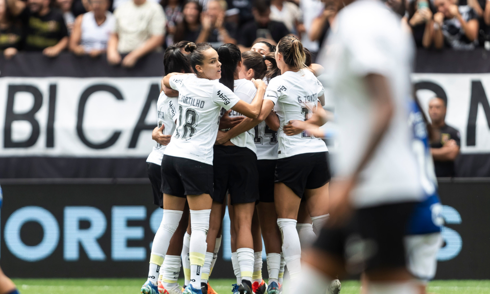 jogadoras do Corinthians comemorando gol contra o Cruzeiro na Supercopa Feminina de futebol. Brasileirão Feminino, Fluminen
