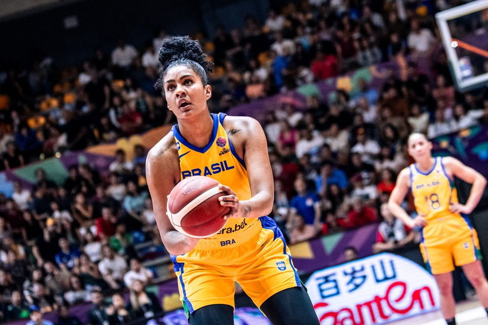 Damiris Dantas, com a camisa da seleção brasileira de basquete feminino, se prepara para fazer lance livre; ela fechou acordo com o Indiana Fever e disputará a WNBA
