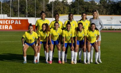 Equipe do Brasil posando para foto antes do jogo contra a Alemanha, válido pelo Torneio de Algarve (Fabio Souza/CBF)