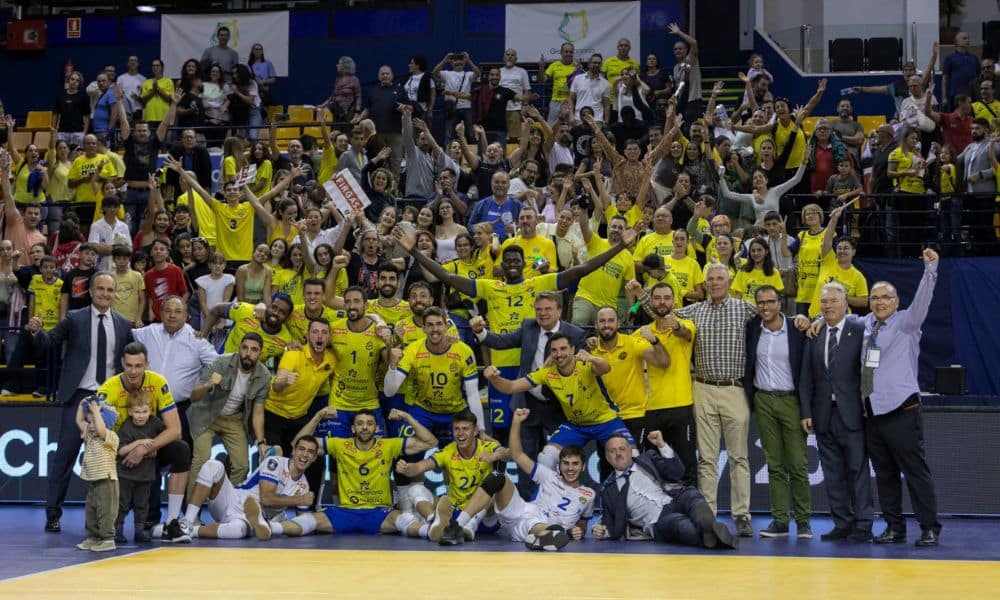 Equipe do espanhol Guaguas, onde atua o brasileiro Walla Souza, comemorando a classificação na Champions League (Reprodução/Twitter/@cvguaguas)