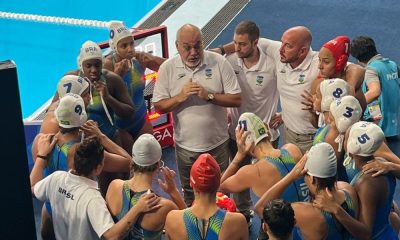 Equipe de polo aquático feminina do Brasil reunida durante partida do Mundial de Doha (Divulgação/CBDA)