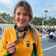 Giovanna Gonçalves exibe sua medalha de ouro no Grand Prix de Dubai (Foto: Divulgação/CPB)