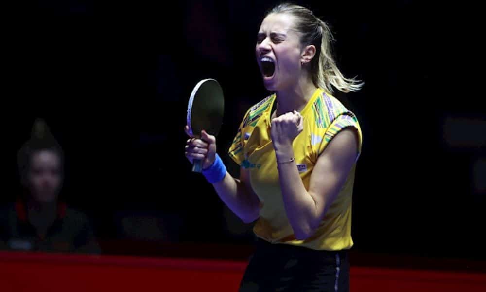 Bruna Takahashi vibrando em uma partida do Mundial por Equipes de tênis de mesa (Foto: WTT)