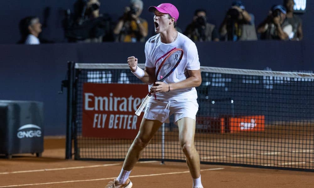 João Fonseca em ação nas oitavas de final do Rio Open. Ele está na semi do Challenger de Assunção (Foto: Divulgação/Fotojump)