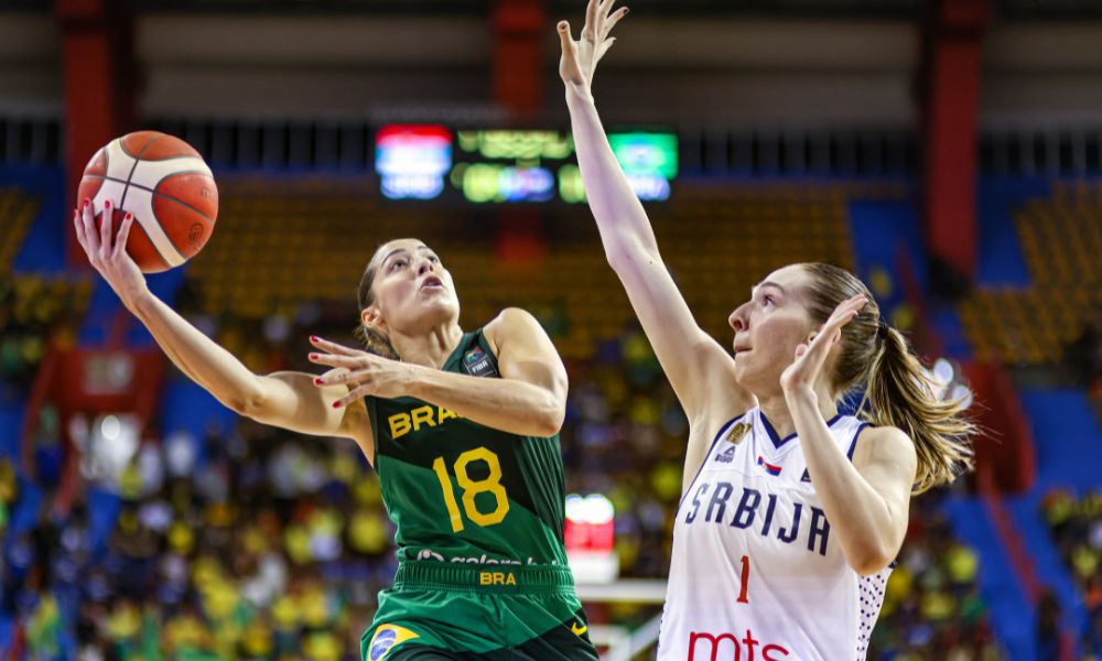 Débora faz um ponto de bandeja no jogo do Brasil contra a Sérvia pelo Pré-Olímpico de basquete feminino
