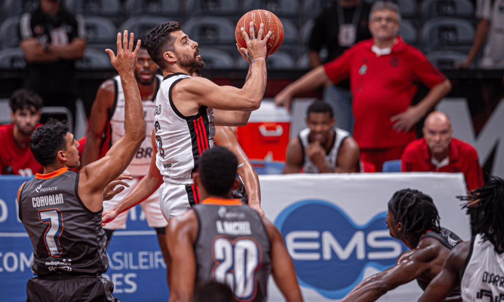 Flamengo e Unifacisa duelando pelo NBB