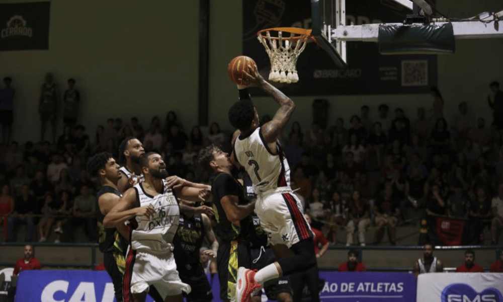 Didi fazendo bandeja em jogo Flamengo x Cerrado pelo NBB