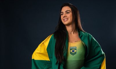 Giovanna Pedroso, atleta dos saltos ornamentais, posa enrolada na bandeira do Brasil