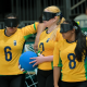 Gabriely Brito está com a bola na mão, no centro, enquanto Jessica Vitorino e Kátia Aparecida aparecem ao seu lado; o goalball feminino do Brasil garantiu vaga em Paris 2024