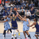 Gui Santos fazendo cesta na vitória do Golden State Warriors sobre o Memphis Grizzlies na NBA