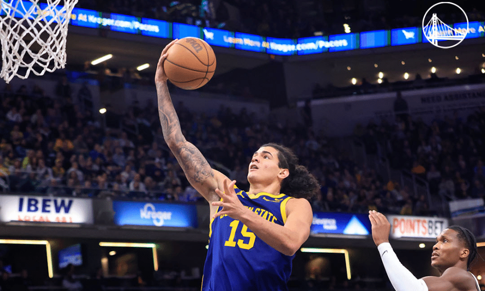 Gui Santos faz bandeja no jogo do Golden State Warriors contra o Indiana Pacers na NBA