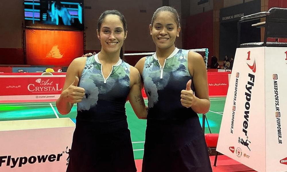 Jaqueline e Samia Lima posam juntas para foto após título do Challenge de Irã de Badminton