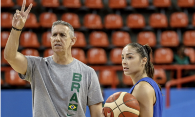 José Neto dando instruções durante treino da Seleção Feminina de basquete antes do Pré-Olímpico