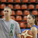 José Neto dando instruções durante treino da Seleção Feminina de basquete antes do Pré-Olímpico