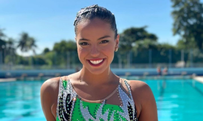 Jullia Catharino, atleta do nado artístico, sorri para foto no Mundial de Doha