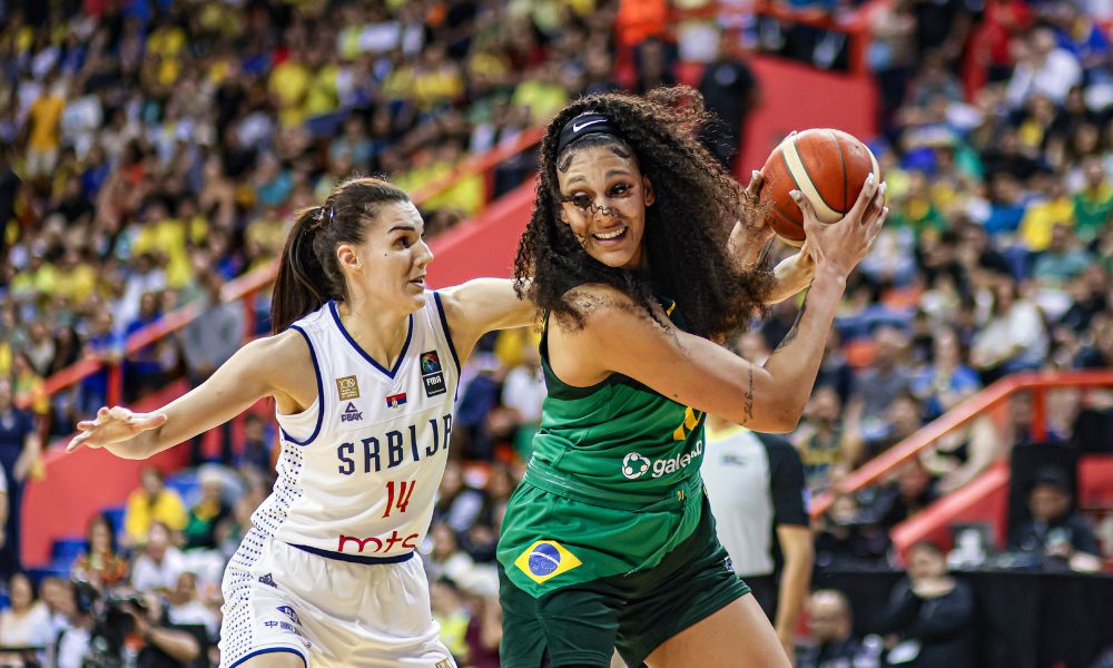 Kamilla Cardoso no jogo do Brasil contra a Sérvia pelo Pré-Olímpico de basquete feminino