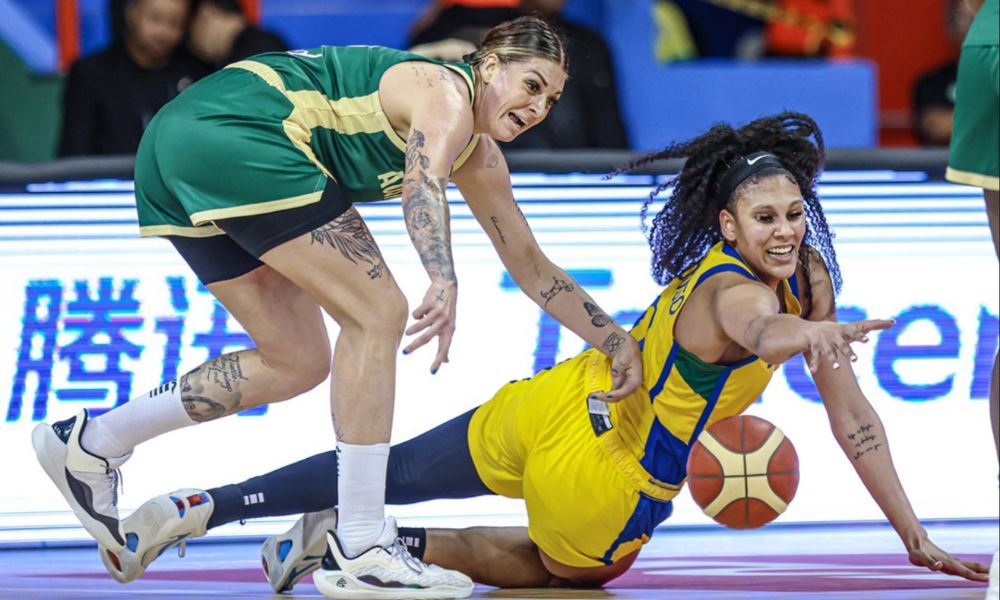 Kamilla Soares e Lauren Jackson disputam bola no duelo entre Brasil e Austrália pelo Pré-Olímpico de basquete feminino, em Belém