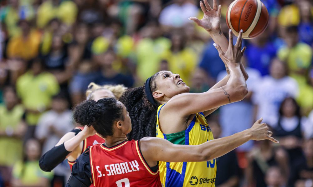 Kamilla briga por rebote no jogo do Brasil contra a Alemanha no Pré-Olímpico de basquete feminino