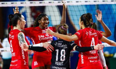 Jogadoras do Osasco se abraçam em jogo contra o Pinheiros pela Superliga Feminina de vôlei