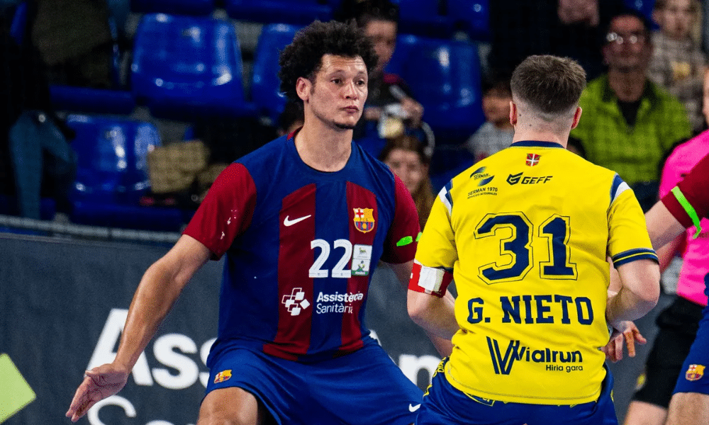Thiagus Petrus em partida pelo Barcelona na Champions League de Handebol masculino