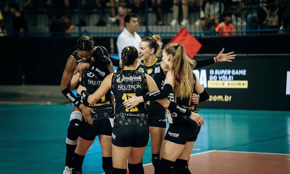 Jogadoras do Praia Clube se abraçam após ponto. Elas jogarão contra o Regatas Lima no Sul-Americano de Clubes de vôlei feminino. Sesi Bauru