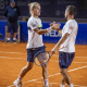 Rafael Matos e Nicolás Barrientos se cumprimentam após partida no ATP 250 de Buenos Aires. Eles estão na final do Rio Open