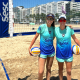 Talita e Taiana pousam para foto com a camisa do Botafogo em frente à quadra de areia; elas estão juntas no Circuito Brasileiro de vôlei de praia, com início em Campo Grande