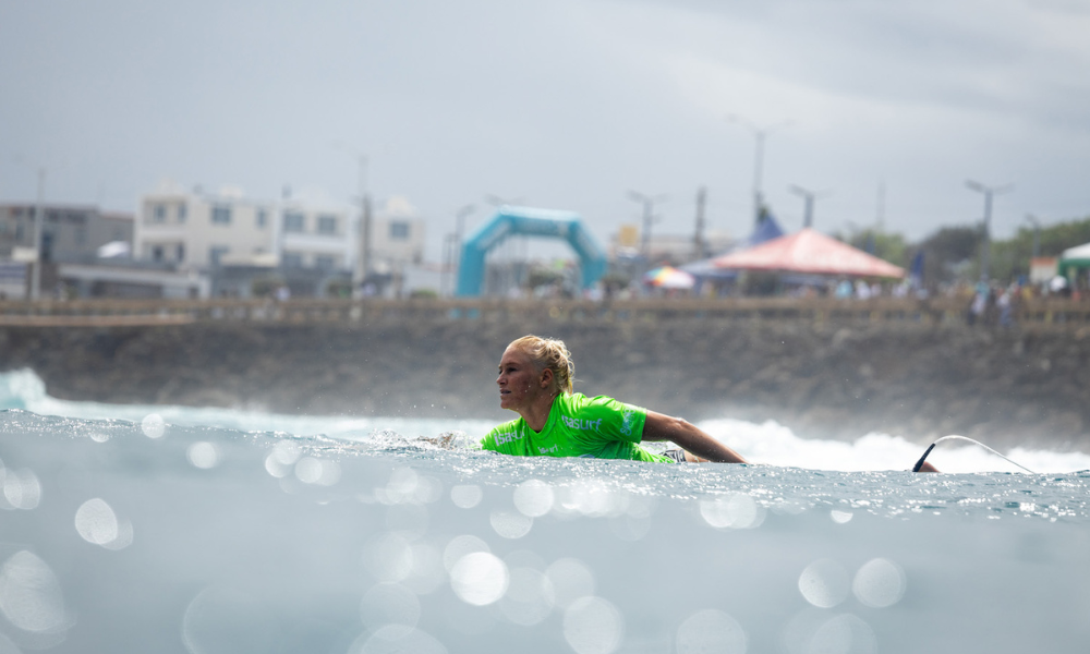 Tatiana Weston-Webb no mar de Arecibo para o ISA Surfing Games; Gabriel Medina e Filipe Toledo também avançaram