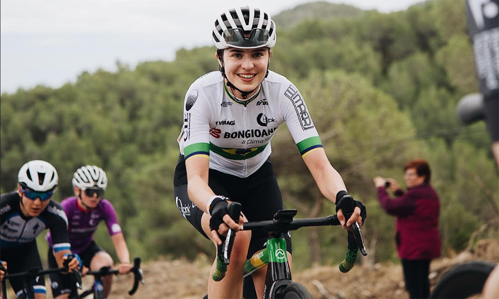 Na imagem, Tota Magalhães pedalando durante a competição.