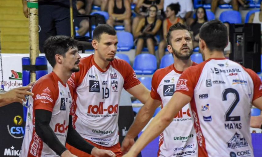 Jogadores do Apan Blumenau em jogo contra o Ciudad Vóley no Sul-Americano de Clubes de vôlei masculino