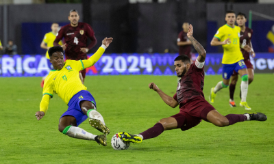 Disputa de bola entre Brasil e Venezuela no Pré-Olímpico de Futebol