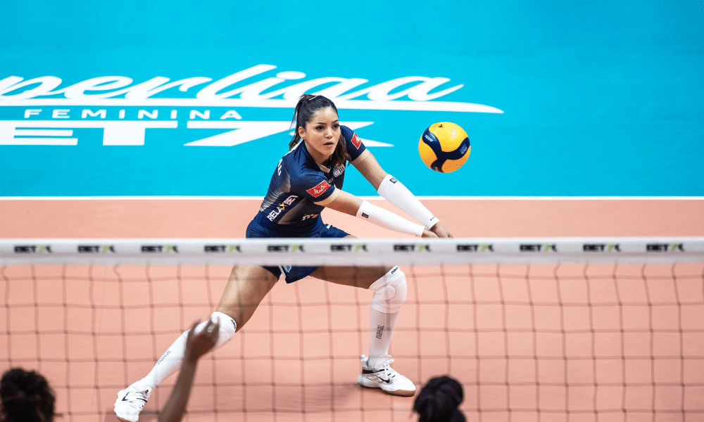 Nyeme, do Minas, faz um passe de manchete em jogo contra o Sesi Bauru no Sul-Americano