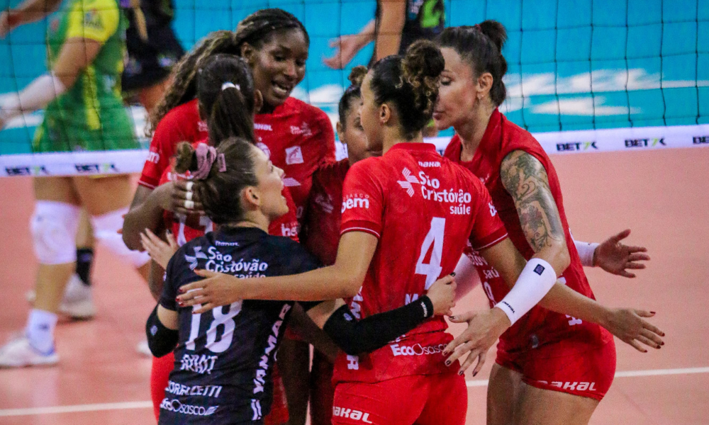 Jogadoras de Osasco comemoram vitória sobre Sesc Flamengo na Superliga Feminina de vôlei