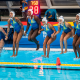 Jogadoras da seleção brasileira de polo aquático se jogando na água antes da disputa do Mundial de Doha - Brasil