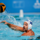 Jogador do Brasil enfrentando a Grécia no polo aquático masculino do Mundial de Esportes Aquáticos em Doha